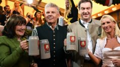 Starosta Mnichova Dieter Reiter (vlevo) a bavorský kancléř Markus Soeder a jejich ženy na Oktoberfestu.