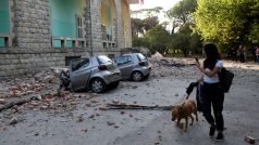 Trosky budovy, kterou zasáhlo zemětřesení ve městě Tirana.