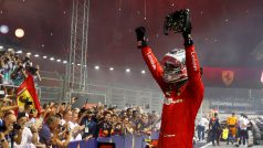 Závod formule 1 v Singapuru vyhrál Sebastian Vettel na Ferrari, druhý skončil jeho týmový kolega Charles Leclerc
