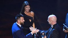 Lionel Messi přebírá trofej pro vítěze ankety The Best