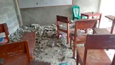 Poškozena byla budova ambonské islámské univerzity, jejíž části spadly na jednu z vyučujících. Ta zemřela