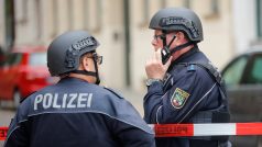 Policisté na místě střelby v německém Halle.
