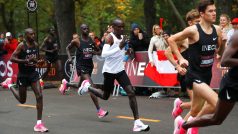 Keňan Eliud Kipchoge (v bílém) ve skupině vodičů při pokusu zaběhnout maraton pod dvě hodiny