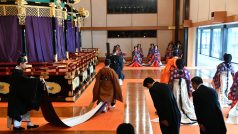 Sokuirei seiden no gi, tak se nazývá ceremoniál, při kterém na japonský trůn oficiálně usedá nový císař. Císař Naruhito zde opouští místnost v císařském paláci.