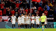 Hráči Sevilly slaví gól do sítě Dudelange v zápase Evropské ligy