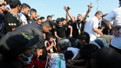 Iráčané truchlí u rakve demonstranta, který zemřel během protestů ve městě Karbalá