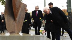 Prezidentka Slovenska Zuzana Čaputová, prezident České republiky Miloš Zeman, polský prezident Andrzej Duda (zakrytý), maďarský prezident Janos Áder a německý prezident Frank-Walter Steinmeier položili růže při návštěvě památníku Visegrádské čtyřky.