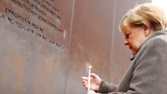 Svíčku k památníku přišla zapálit i německá kancléřka Angela Merkelová.