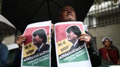 Muž s plakáty během demonstrace na podporu bolivijského exprezidenta Moralese před bolivijskou ambasádou v Mexiku