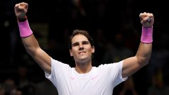 Tenista Rafael Nadal slaví vítězství na Turnaji mistrů proti Řekovi Tsitsipasovi