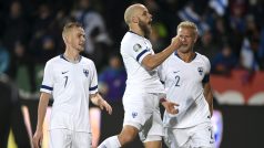 Fin Teemu Pukki (uprostřed) oslavuje svůj gól během kvalifikačního utkání o postup na Euro proti Lichtenštejnsku