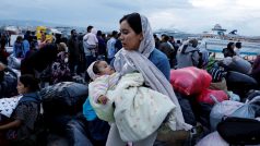 Běženkyně s dítětem na cestě z řeckého ostrova Lesbos.