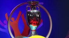 Obří trofej fotbalového Eura 2020