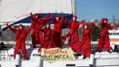 Thunbergovou v Lisabonu kromě novinářů přivítali také klimatičtí aktivisté s logem organizace Extinction Rebellion.