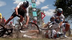 Chris Froome a tým Sky při hromadném pádu na Tour de France