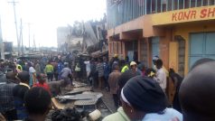 Lidé odklízejí trosky po pádu budovy v Nairobi