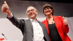 Norbert Walter-Borjans a Saskia Esken pózují pro novináře po svém zvolení do německé SPD.