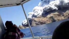 Lidé na lodi pozorují výbuch sopky White Island