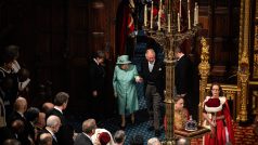 Britská královna v doprovodu prince Charlese vchází na půdu parlamentu, aby zahájila nové zasedací období a přednesla plán vlády.