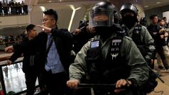 Policisté a neuniformovaní policisté zasahují proti protivládním demonstrantům protestujícím na Štědrý den nákupním středisku v Hongkongu
