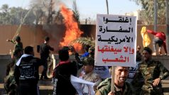 Demonstranti před budovou velvyslanectví USA v Bagdádu.