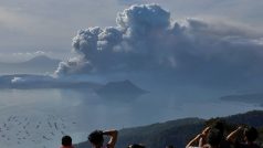 Obyvatelé města Tagaytay jižně od Manily sledují v pondělí sopku Taal, ze které začala v pondělí vytékat láva.