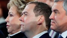 Dmitrij Medveděv (uprostřed) během tradičního projevu prezidenta Vladimira Putina o stavu země