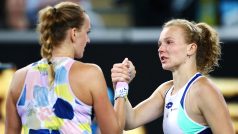 Tenistky Petra Kvitová (vlevo) a Kateřina Siniaková po vzájemném utkání na Australian Open