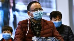 Cestující z Číny do Vancouveru se chrání rouškami