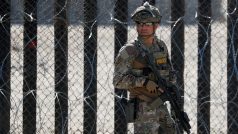 Příslušník americké pohraniční stráže u plotu, který odděluje Spojené státy a Mexiko mezi městy Tijuana a San Diego