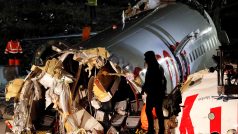 Trosky letadla po havárii na letišti v Istanbulu