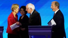 Demokratičtí prezidentští kandidáti Elizabeth Warrenová (vlevo), Bernie Sanders, Amy Klobucharová a Tom Steyer.