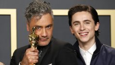 Uprostřed Taika Waititi s Oscarem za nejlepší scénář za snímek Králíček Jojo. Vedle něj herci Natalie Portmanová a Timothée Chalamet, kteří mu sošku předávali.