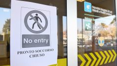 Cedule &quot;zákaz vstupu&quot; upozorňuje na zavřený ambulantní příjem nemocnice v městě Codogne v italské oblasti Veneto.