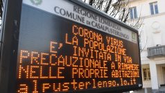 Nápis na informační ceduli ve městě Casalpusterlengo upozorňuje obyvatele, aby zůstali doma. Je to jedno z preventivních opatření v severoitalské Lombardii.