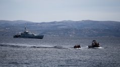 Záchranářská loď doprovází člun s migranty z Afghánistánu, zatímco loď Frontextu hlídkuje v pozadí