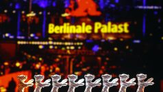 Festivalové sošky vyrovnané před zahájením slavnostního ceremoniálu 70. ročníku Berlinale