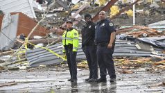 Policisté stojí na zdevastované silnici poté, co Nashville zasáhlo tornádo