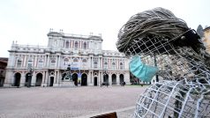 Prázdné náměstí Piazza Carlo Alberto a socha s rouškou v Turíně, které je jedním z měst spadající pod vyhlášku s karanténou.