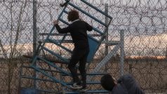 Migranti se snaží na hranici Turecka s Řeckem přelézt plot