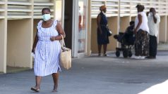 Lidé začínají nosit roušky v Jižní Africe poté, co se v zemi objevil první pozitivní případ nákazy nového typu koronaviru