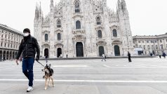 Jindy plné náměstí před Milánským dómem zeje prázdnotou na jaře loňského roku