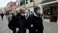 Dvojice s rouškou v ulicích italských Benátek.