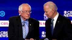 Bernie Sanders (vlevo) a Joe Biden (vpravo)