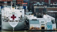 Nemocniční loď amerického námořnictva USNS Comfort v New Yorku