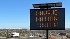 Hranice rezervace Navajo Nation, která na své obyvatele uvalila zákaz vycházení.