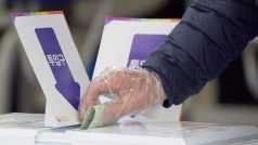 Volič odevzdává hlas v jihokorejských volbách během koronavirové pandemie
