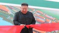 Severokorejský vůdce Kim Čong-un při otevření továrny na hnojiva severně od metropole Pchjongjangu.
