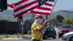 Lidé v Kalifornii protestovali proti uzavření americké ekonomiky