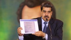 Venezuelský prezident Nicolás Maduro, který drží dokument, který by měl dokládat pravdivost pokusu o jeho svržení